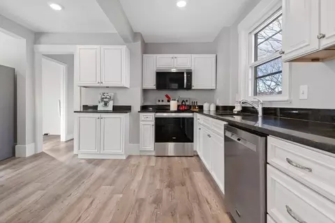 Entry Way - 89 Maple St, Gardner, MA 01440 photo 3 of 6