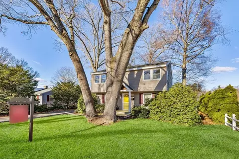 238 River Rd, Lowell, MA 01852