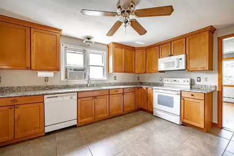 95 Baskin Dr, Chicopee, MA 01020 photo 17