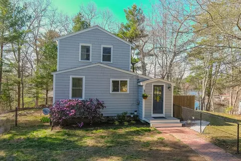 15 Bartlett St, Pembroke, MA 02359