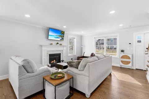Living - 5 Bennett St #2, Wakefield, MA 01880 photo 3 of 3