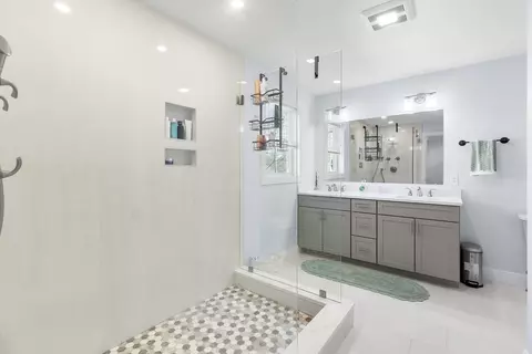 Bath - 5 Bennett St #2, Wakefield, MA 01880 photo 3 of 5