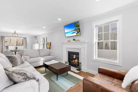 Living - 5 Bennett St #2, Wakefield, MA 01880 photo 1 of 3