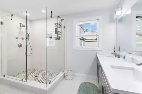 Bath - 5 Bennett St #2, Wakefield, MA 01880 photo 4 of 5