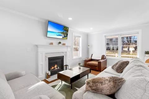 Living - 5 Bennett St #2, Wakefield, MA 01880 photo 2 of 3