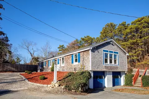 61 Bettys Pond Rd, Barnstable, MA 02601