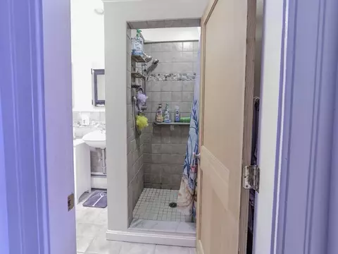 Bath - 6 Stevens Rd, Worcester, MA 01603 photo 2 of 3