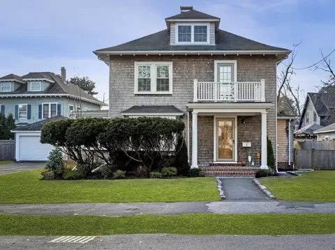 6 Brookhouse Dr, Marblehead, MA 01945