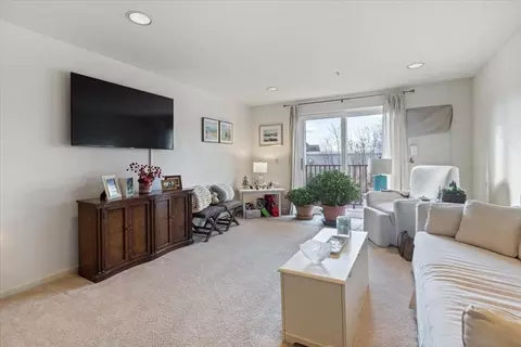 Living - 2 Ocean Ave #2J, Gloucester, MA 01930 photo 1 of 3