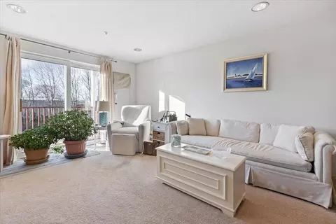 Living - 2 Ocean Ave #2J, Gloucester, MA 01930 photo 2 of 3