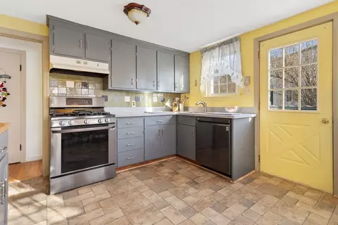 Kitchen - 48 Sunset Dr, Beverly, MA 01915 photo 2 of 3