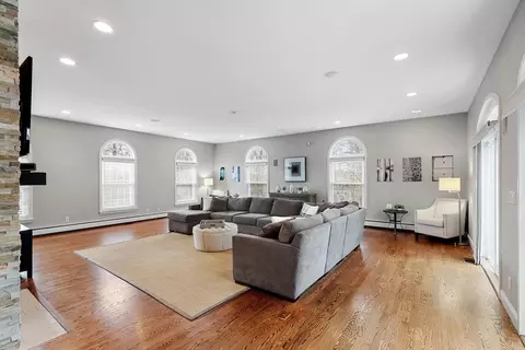 Living - 7 Burnham Ln, Danvers, MA 01923 photo 2 of 3