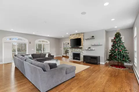 Living - 7 Burnham Ln, Danvers, MA 01923 photo 1 of 3