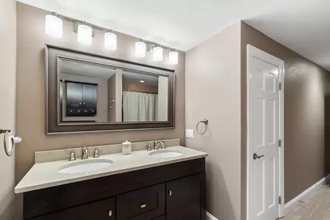Bath - 7 Burnham Ln, Danvers, MA 01923 photo 4 of 6