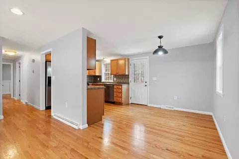 Living - 87 Ash St, Townsend, MA 01469 photo 5 of 9