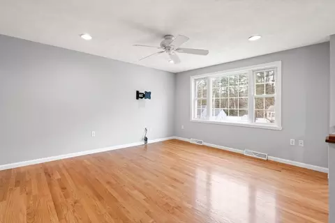 Living - 87 Ash St, Townsend, MA 01469 photo 4 of 9