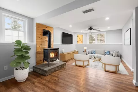 Living - 87 Ash St, Townsend, MA 01469 photo 6 of 9