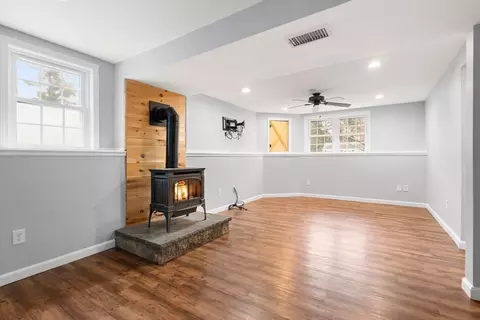 Living - 87 Ash St, Townsend, MA 01469 photo 7 of 9