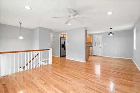 Living - 87 Ash St, Townsend, MA 01469 photo 2 of 9