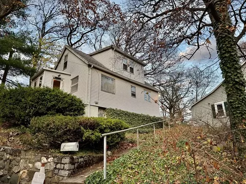 9 Ledge St, Melrose, MA 02176