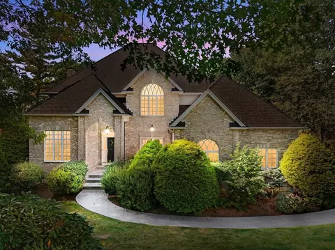 12 Dudley Rd, Mendon, MA 01756