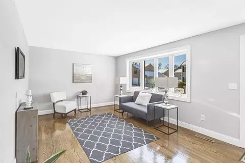 Living - 207 Lamont St, Springfield, MA 01119 photo 2 of 5