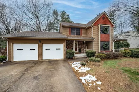 33 Forest Ridge Ln, Agawam, MA 01001
