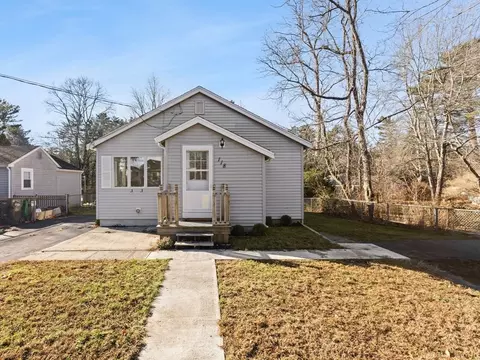118 Lingan St, Halifax, MA 02338