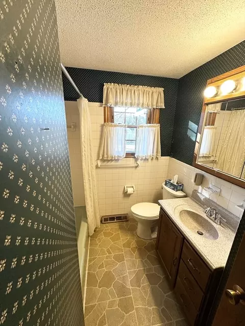 Bath - 32 Mohawk Path, Bellingham, MA 02019 photo 1 of 2