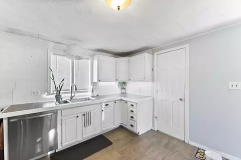 16 Pine St, West Springfield, MA 01089 photo 9