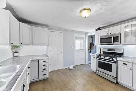 16 Pine St, West Springfield, MA 01089 photo 8