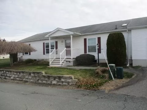 6105 Oak Point Dr, Middleboro, MA 02346