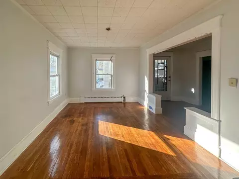 Living - 29-31 Rush St, Springfield, MA 01109 photo 2 of 5