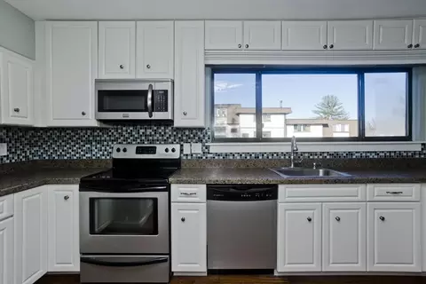 Kitchen - 39 Shad Row #39, Suffield, CT 06078 photo 4 of 6