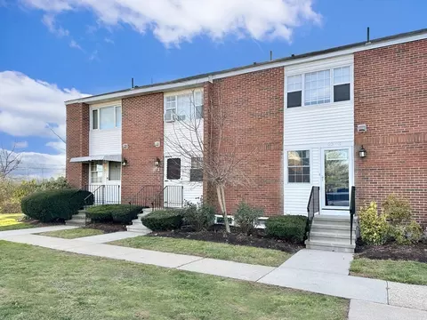 41 Foundry St #23-3, Easton, MA 02375