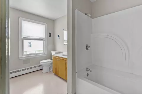 Bath - 606 New Boston Rd, Fall River, MA 02720 photo 2 of 4