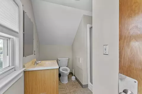 Bath - 606 New Boston Rd, Fall River, MA 02720 photo 3 of 4