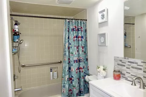 Bath - 45 Darnell Rd, Worcester, MA 01606 photo 1 of 1