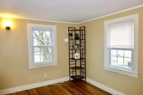 Living - 45 Darnell Rd, Worcester, MA 01606 photo 2 of 2