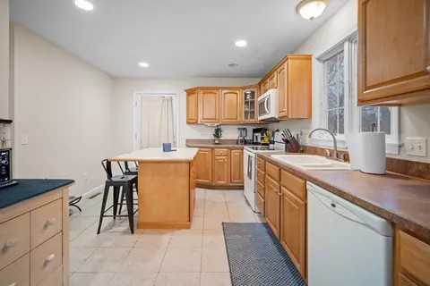 63 Agnes St, Springfield, MA 01118 photo 12