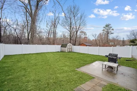 63 Agnes St, Springfield, MA 01118 photo 3