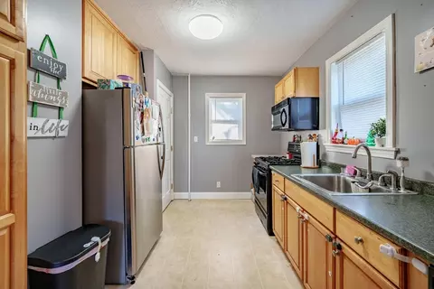 73 Beverly St, Chicopee, MA 01013 photo 8
