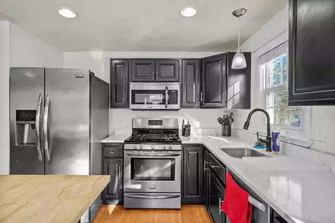 Kitchen - 81 Mayflower Ln, Wareham, MA 02538 photo 5 of 6