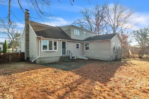 Exterior - 122 Spear Rd, Springfield, MA 01119 photo 4 of 5