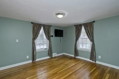 Living - 29 Pilgrim Rd, Springfield, MA 01118 photo 5 of 5