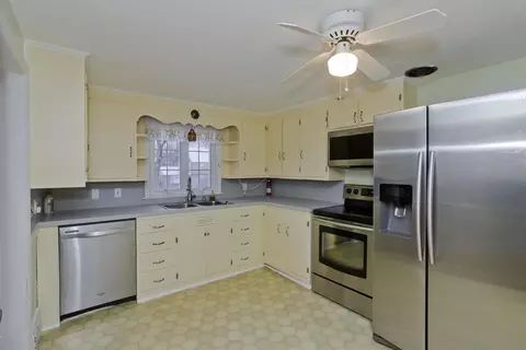 Kitchen - 29 Pilgrim Rd, Springfield, MA 01118 photo 3 of 4