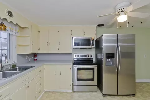 Kitchen - 29 Pilgrim Rd, Springfield, MA 01118 photo 1 of 4