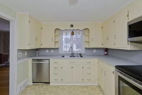 Kitchen - 29 Pilgrim Rd, Springfield, MA 01118 photo 2 of 4