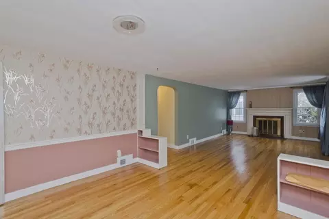 Living - 29 Pilgrim Rd, Springfield, MA 01118 photo 4 of 5