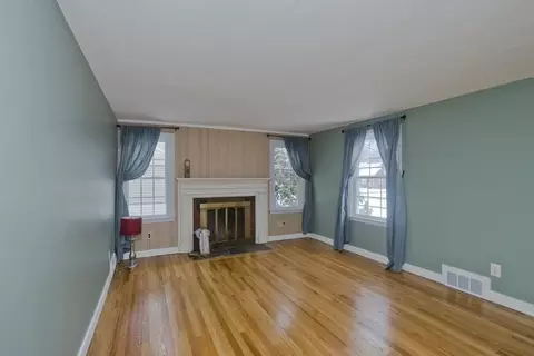 Living - 29 Pilgrim Rd, Springfield, MA 01118 photo 2 of 5